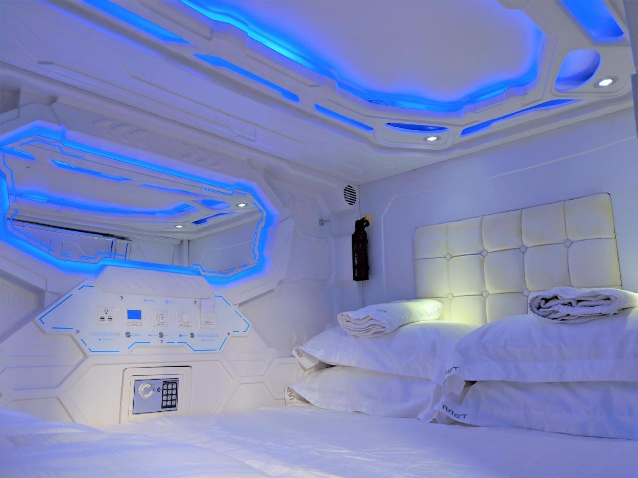 Met A Space Pod @ Boat Quay Singapore Exterior photo